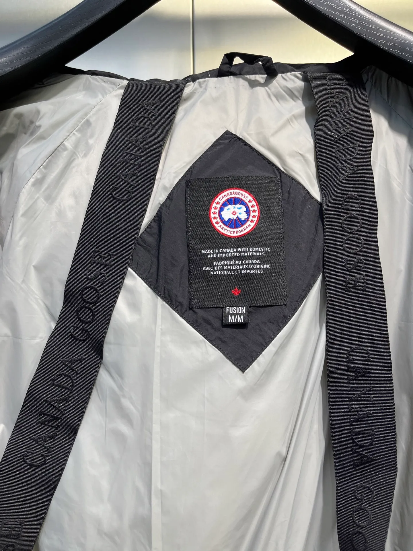 P740 Big Goose Capsule White Label Down Canada Goos* Canada Goose's new limited white label bread jacket, the same style for men and women, filled with 625 fill power white goose down, and the fabric has a satin feel. Suitable for wearing in spring and autumn in various cities, this model has a stand-up collar design, classic and versatile, and has good thermal insulation effect! Fabric + Features: ✅Fabric: 85% polyester, 15% cotton, windproof and waterproof ✅Lining: 100% polyester, windproof and waterproof ✅Filling: 80% pure white duck down, 20% pure white feathers ✅Fillness: 625 ✅Care instructions: Dry cleaning ✅Zipper: Genuine YKK two-way entrance zipper ✅TEI Temperature Feeling Index 1: Lightweight minus 5 degrees to 5 degrees Technology: ✅The fabric is made of CORDURA polyamide fabric, which is a new functional fabric and a leading technological product. The durability is 2 times higher than ordinary nylon fabric. Wear resistance, strong tear resistance, good hand feel and good color. ✅The liner is filled with imported 625 fill power 90 white duck down, the liner is reinforced with anti-runaway velvet liner, and the fly on the front center fly is designed with snap buttons to prevent ventilation and rain. Whether it is hiking, urban walking or polar exploration, this model can help you find the Cana that suits your body, activities and lifestyle. Color: pink, blue, black, white Size: xs-l